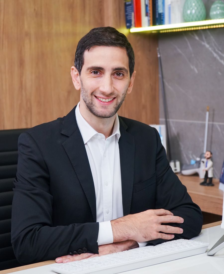 Dr. Eduardo Quirino em seu consultório em Maringá