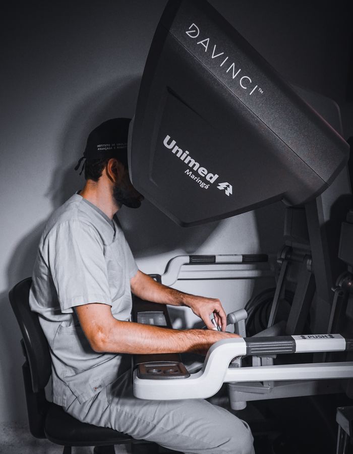 Dr. Eduardo Quirino operando o console da plataforma robótica
